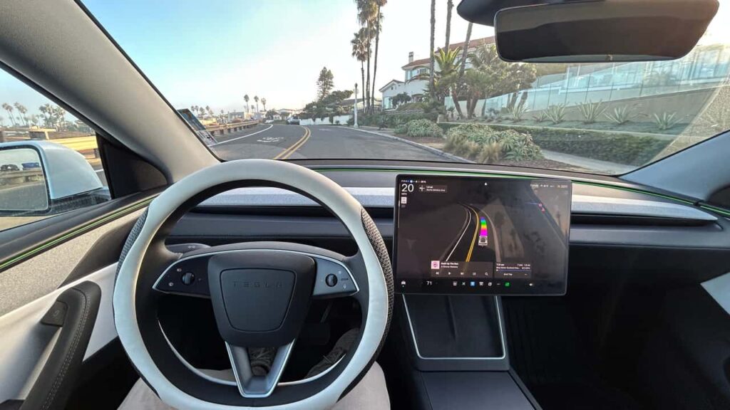Kepala Boneka Dipakai Menipu Tesla, Celah Aneh di Full Self-Driving