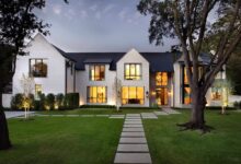 7 Inspirasi Rumah Kampung Modern Elegan, Taman Depan Luasnya Bikin Sejuk