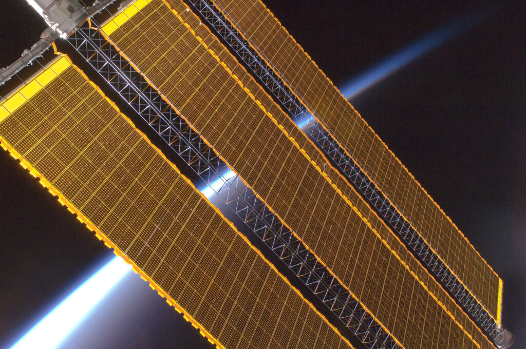 Panel Surya Orbit Jauh Lebih Efisien, Tapi Selisih Nyatanya Tak Semudah Dugaan