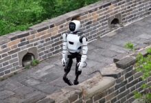 Di Beijing, robot cerdas berkembang cukup dengan naik turun tangga mencari mitra