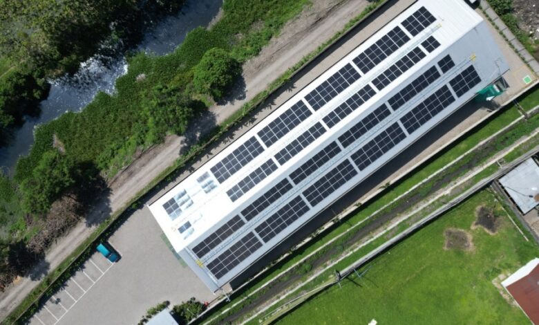 PLTS Atap APL di Jawa Timur Pangkas Emisi, Industri Kesehatan Makin Sulit Abaikan Energi Bersih