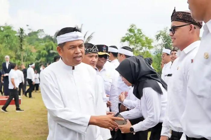 Dedi Mulyadi Lantik 720 ASN di Lapangan Desa, Pesan Keras Soal Tugas Pelayanan