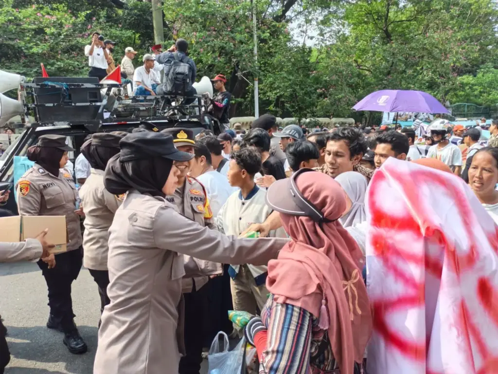 Polisi Jakarta Pusat Bagikan Air Mineral dan Snack ke Demonstran di Monas