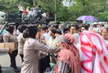 Polisi Jakarta Pusat Bagikan Air Mineral dan Snack ke Demonstran di Monas