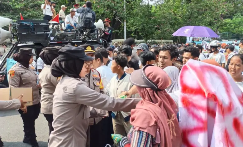 Polisi Jakarta Pusat Bagikan Air Mineral dan Snack ke Demonstran di Monas