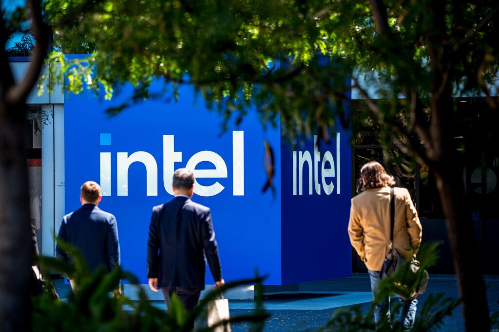 Apple dan Intel Bisa Ubah Peta Chip Dunia, Produksi di AS Makin Dekat