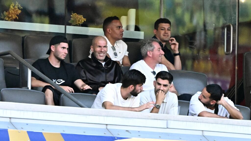 Kehadiran Zidane di Laga Aljazair Memicu Sorotan, Luca Jadi Pusat Perdebatan