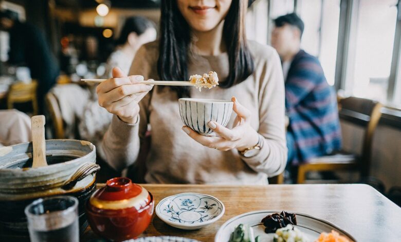 5 Kebiasaan Pagi Perempuan Jepang yang Diam-Diam Membantu Perut Tetap Rata