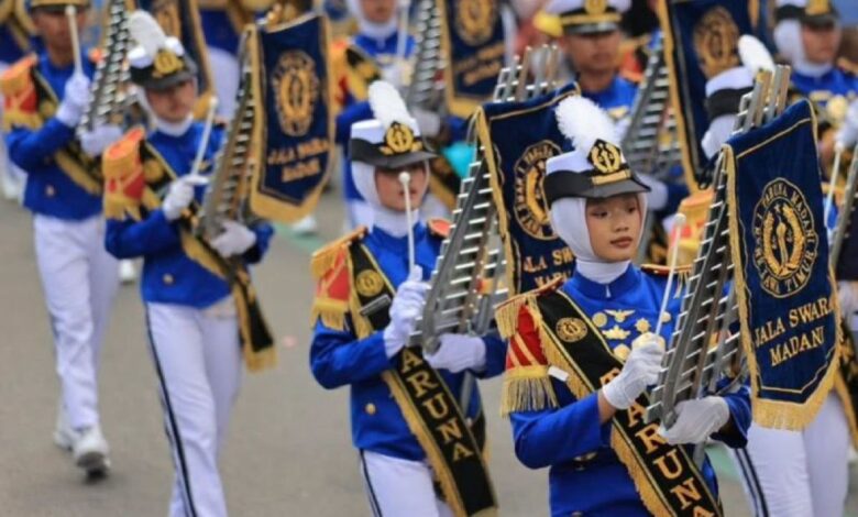 Ribuan Warga Memadati Madiun, Parade Military Drumband Sembilan SMA Jatim Menggerakkan Ekonomi
