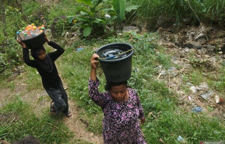 Kemarau Menguras Air Desa Gunung Putri, Warga Rela Jalan Sejauh Satu Kilometer