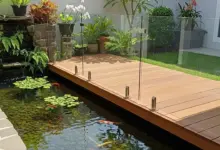 9 Desain Kolam Ikan Berpagar Kaca yang Aman untuk Anak, Tetap Terlihat Lapang