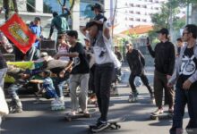 Skateboarder Surabaya Turun ke Jalan, Ruang Publik Jadi Panggung Generasi Muda