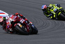 Ogura Mengejutkan di Brno, Bagnaia Tak Terkejar Meski Marquez Mengintai