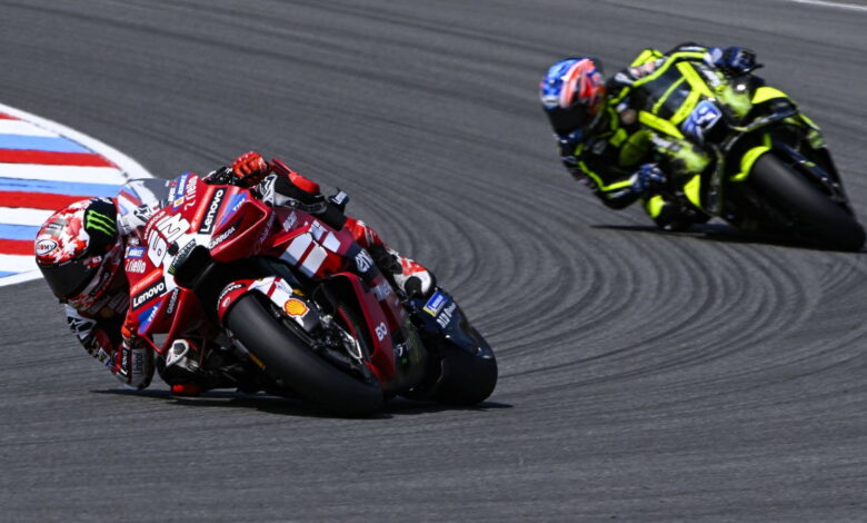 Ogura Mengejutkan di Brno, Bagnaia Tak Terkejar Meski Marquez Mengintai