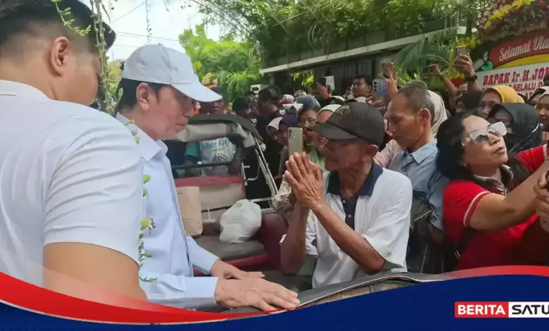 500 Tukang Becak Padati Rumah Jokowi, Sembako Ulang Tahun Dibagikan Langsung