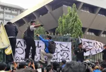 Mahasiswa PMII Jateng Goyang Pagar DPRD, Soroti Listrik Padam dan Program Pemerintah