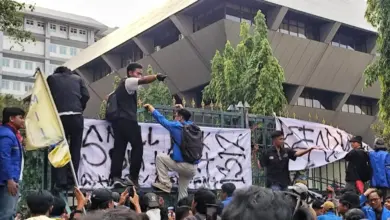 Mahasiswa PMII Jateng Goyang Pagar DPRD, Soroti Listrik Padam dan Program Pemerintah