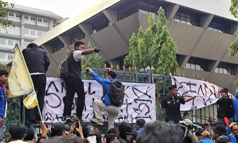 Mahasiswa PMII Jateng Goyang Pagar DPRD, Soroti Listrik Padam dan Program Pemerintah