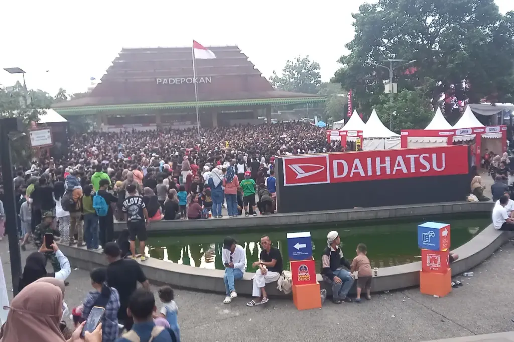 Tipe-X Tutup Festival Daihatsu di Depok, Alun-Alun Penuh Sesak oleh Ribuan Pengunjung