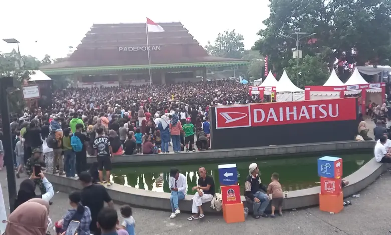 Tipe-X Tutup Festival Daihatsu di Depok, Alun-Alun Penuh Sesak oleh Ribuan Pengunjung