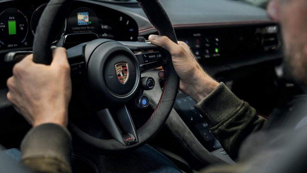 Porsche Taycan Dibuat Berasa Mobil Bensin, E-Shift Jadi Senjata Barunya