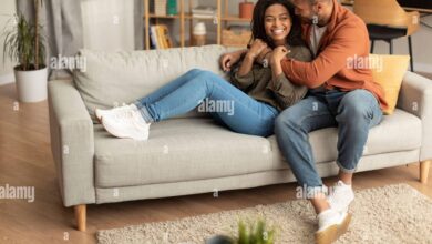 7 Posisi Seks di Sofa yang Paling Intim hingga Paling Nyaman untuk Dicoba