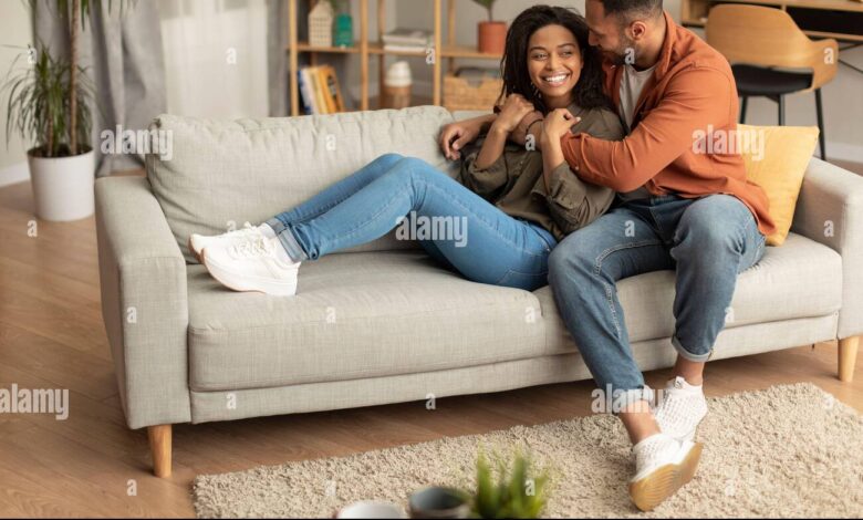 7 Posisi Seks di Sofa yang Paling Intim hingga Paling Nyaman untuk Dicoba