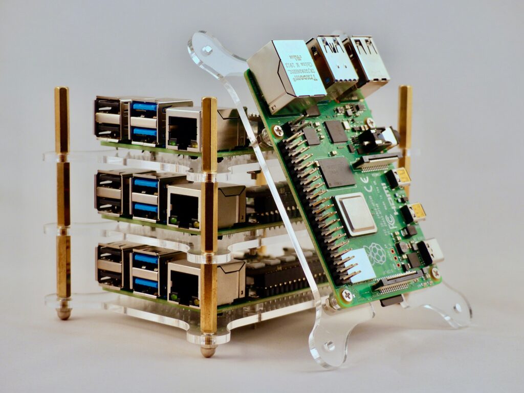 Klaster Raspberry Pi 4 Node Ini Bisa Dijinjing, Desainnya Justru Paling Mencolok