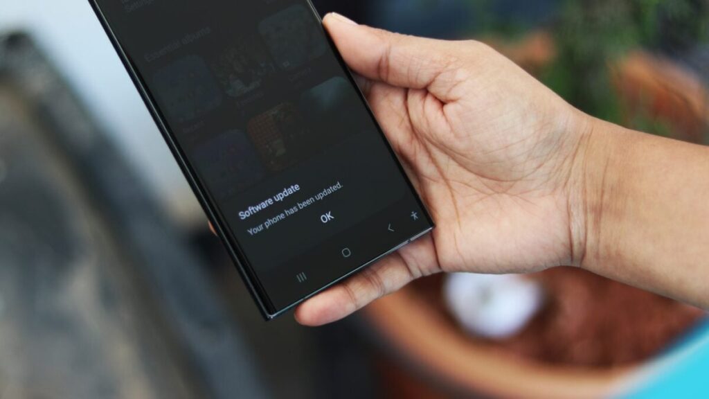 One UI 8.5 di Galaxy S23 Ultra Memunculkan Layar Garis Pink dan Bug Acak