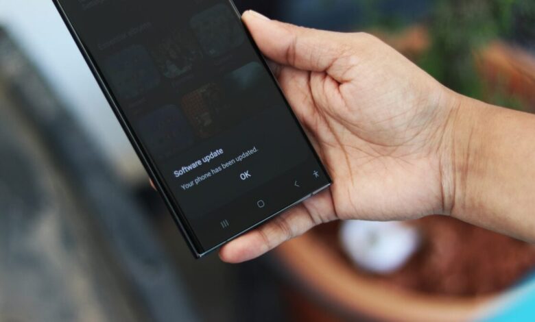 One UI 8.5 di Galaxy S23 Ultra Memunculkan Layar Garis Pink dan Bug Acak