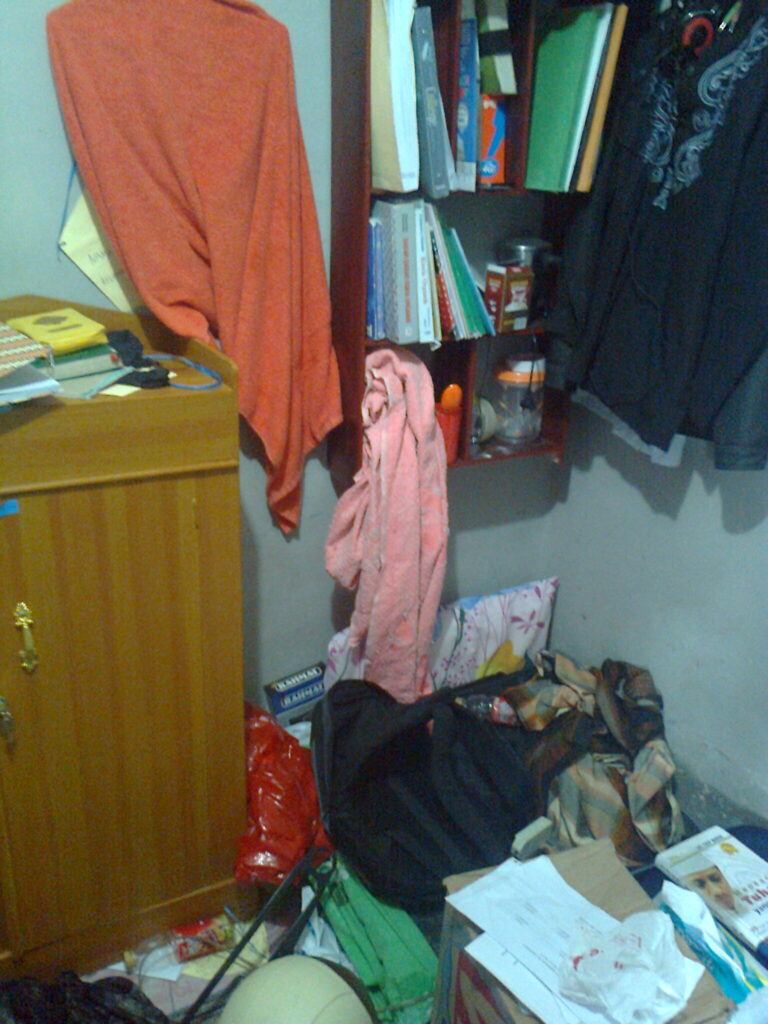 5 Alasan Kamar Anak Kos Cepat Berantakan, Bukan Semata Karena Malas