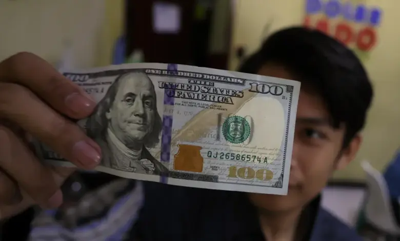 Rupiah Terjepit di Rp 17.960, Dolar AS Menguat dan Tekanan Domestik Menumpuk