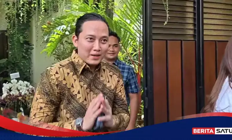 Undangan Pernikahan Tersingkap Saat Sespri Prabowo Bertemu Jokowi di Solo