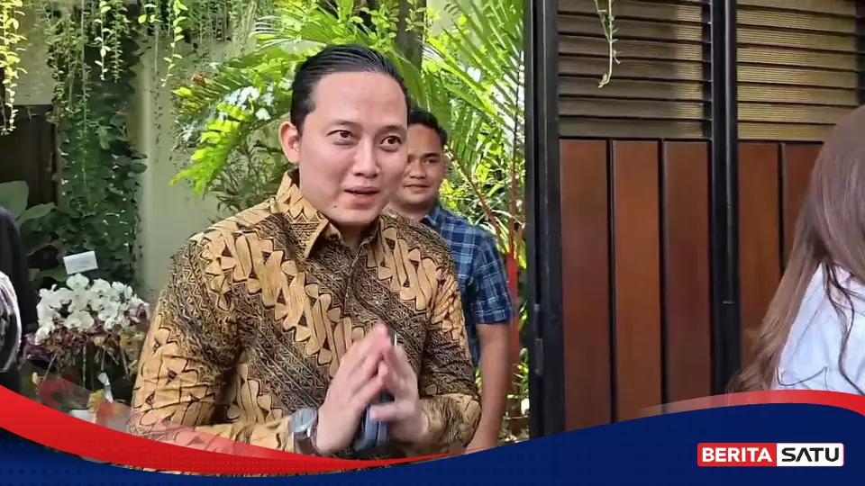 Undangan Pernikahan Tersingkap Saat Sespri Prabowo Bertemu Jokowi di Solo