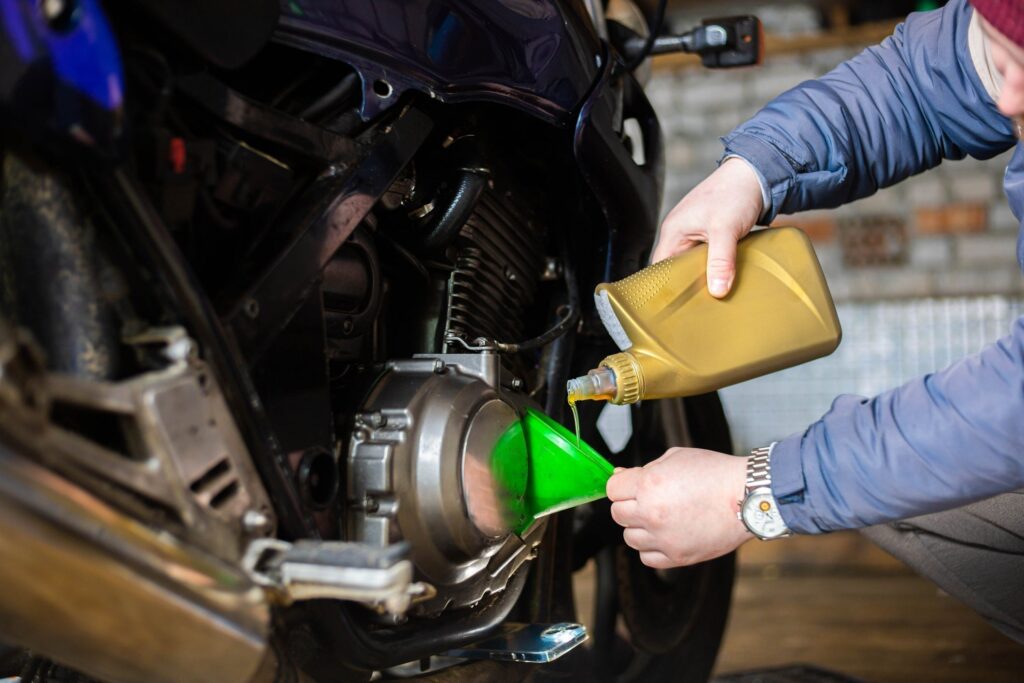 Mesin Cepat Panas dan Tarikan Berat, Begini Tanda Oli Motor Matic Harus Diganti