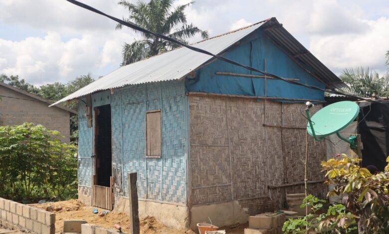 Rumah Kayu Bambu Sri Rahayu Dibedah Polres Rohil, Finishing Masuk Tahap Akhir