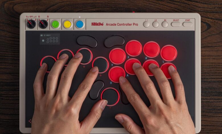 8BitDo Arcade Controller Pro Punya Layar Sendiri, Kontrol Makin Bebas di Tangan