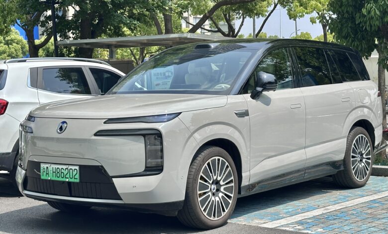 Isi Ulang 5 Menit, Denza N8L Langsung Tembus 1.550 Km dengan Kabin Enam Kursi