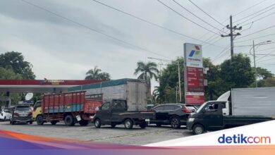 Kuota Solar Dipangkas, Antrean Truk dan Bus di Jatim Makin Mengular