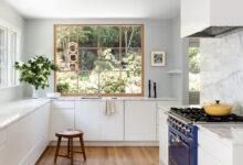 7 Desain Dapur Kecil yang Bikin Ruang Masak Tetap Sejuk dan Lega