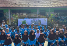 Sekolah di Tanah Bumbu Dapat Bantuan Sampah dan Pohon, Siswa Diajak Peduli Sejak Dini