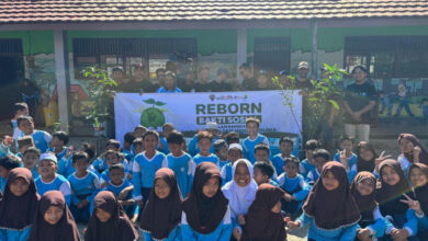 Sekolah di Tanah Bumbu Dapat Bantuan Sampah dan Pohon, Siswa Diajak Peduli Sejak Dini