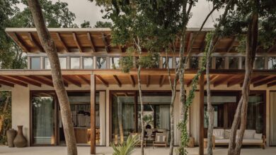 Koridor Terbuka Bikin Rumah Tropis Lebih Sejuk, 7 Desain Ini Paling Adaptif