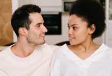 5 Zodiak yang Paling Tanggap Membuktikan Cinta Lewat Tindakan, Bukan Ucapan